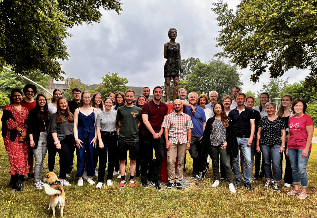 Gruppenfoto Lehrstuhl Mikrobiologie 2023