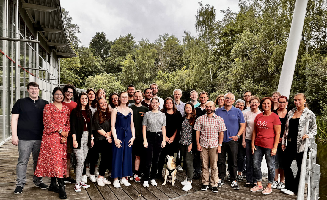 Gruppenfoto Lehrstuhl Mikrobiologie 2023